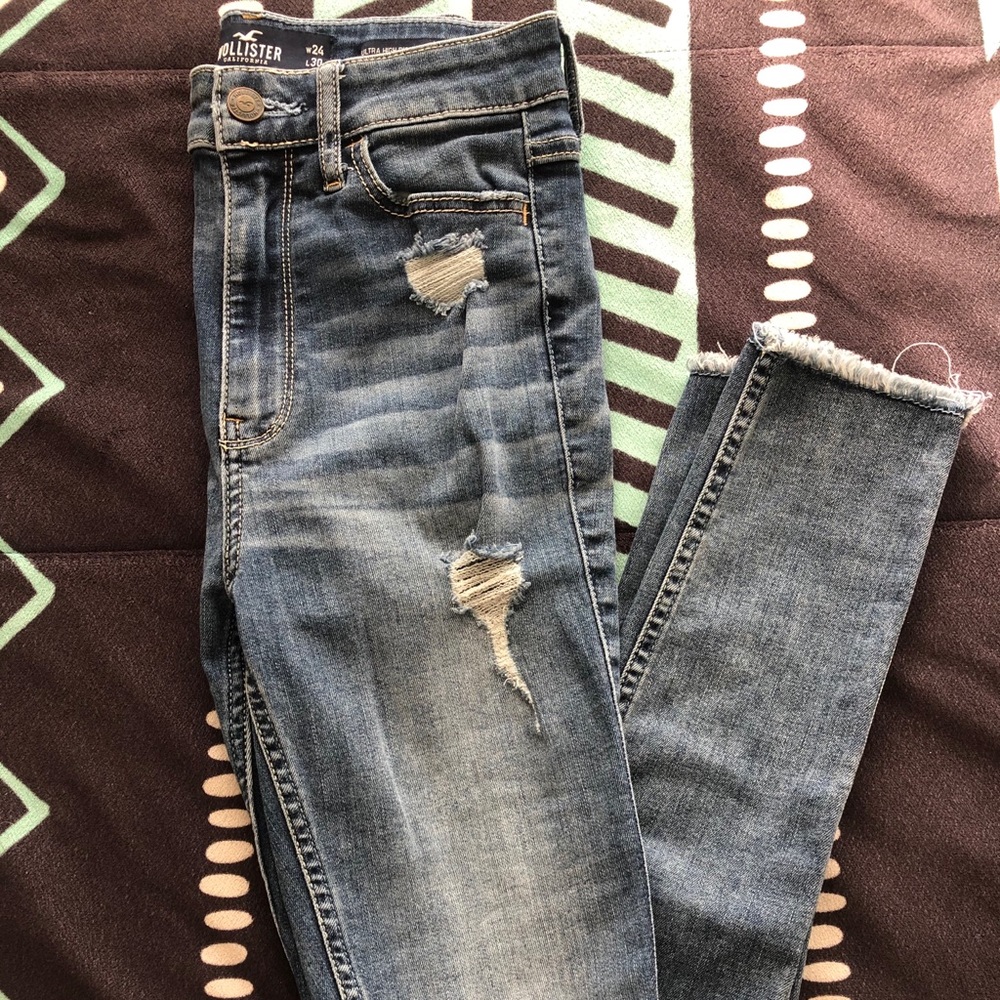 LIGHT WASH HOLLISTER HIGH RISE JEANS - Picture 2 of 3